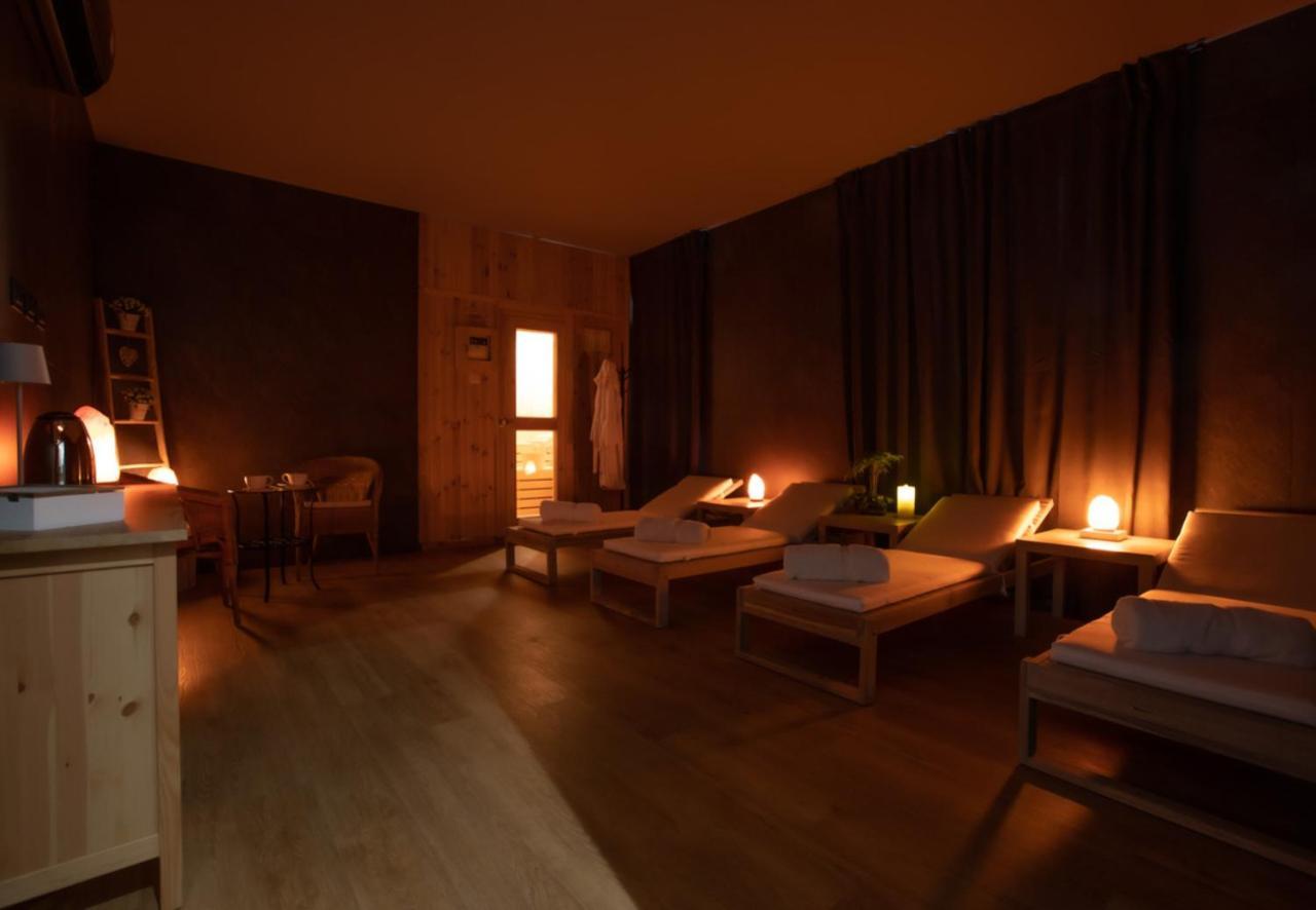 B&B Quattro Stagioni Charme And Wellness Besnate Eksteriør billede